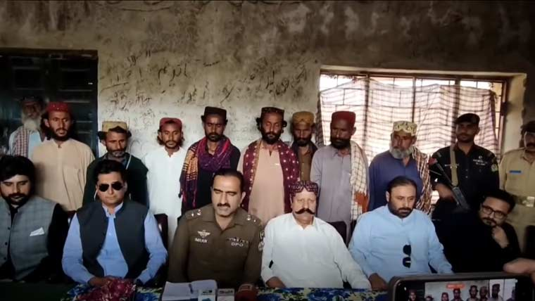 راجن پور: خطرناک ڈاکو مریدا نوکانی 11 ساتھیوں سمیت سرنڈر