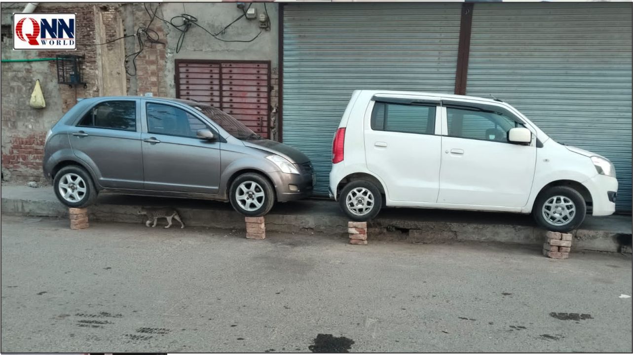 قصور میں ٹریفک پولیس کا منفرد ایکشن، گاڑیاں اینٹوں کے سہارے کھڑی کر دیں