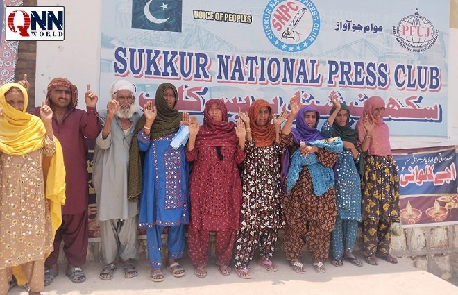 سکھر: 8 افراد کے قتل کے ملزمان کی عدم گرفتاری پر متاثرہ خاندان کا پریس کلب کے سامنے احتجاج