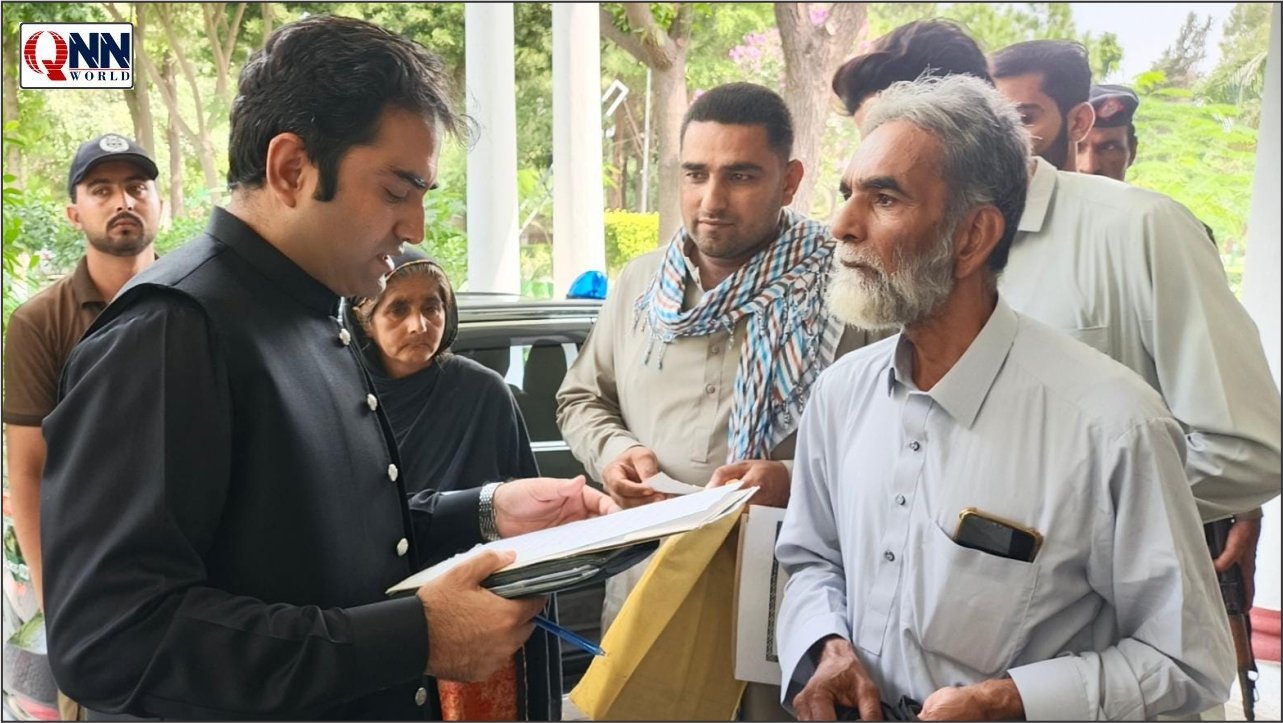 اوکاڑہ: ڈپٹی کمشنر کی عوام دوست پہل، سائلین کے پاس جا کر مسائل سنے