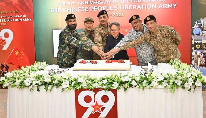 پاکستان کی مسلح افواج کے افسران چینی سفیر کے ہمراہ پی ایل اے کے 99 ویں یوم تاسیس کا کیٹ کاٹ رہے ہیں۔