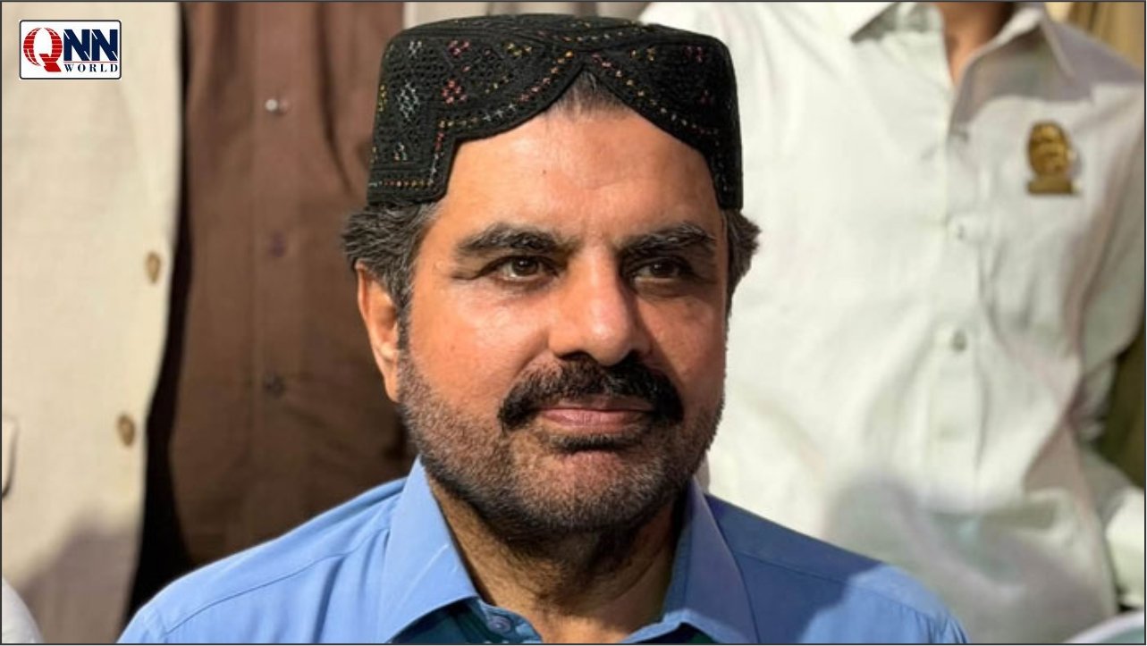 محسن نقوی سے بہتر حکمرانی، مؤثر نظام اور اصلاحات کی ضرورت پر اتفاق ہے، انتظامی اصلاحات اور صوبوں کی تشکیلِ نو دو مختلف معاملات ہیں، سندھ کی تاریخ، شناخت، ثقافت اور زبان کو نظرانداز نہیں کیا جاسکتا: وزیر بلدیات سندھ کراچی: وزیر بلدیات سندھ ناصر حسین شاہ نے وفاقی وزیر داخلہ محسن نقوی کے نئے انتظامی یونٹس سے متعلق بیان پر ردِ عمل دیتے ہوئے کہا ہے کہ سندھ کی وحدت پر کوئی سمجھوتا نہیں ہوگا، تاہم بہتر حکمرانی، مؤثر نظام اور اصلاحات سے متعلق مثبت تجاویز پر بات کرنے کے لیے تیار ہیں۔ ناصر حسین شاہ نے کہا کہ محسن نقوی کی جانب سے بہتر حکمرانی، مؤثر نظام اور اصلاحات کی ضرورت پر جو بات کی گئی ہے، اس سے اتفاق کیا جاسکتا ہے، تاہم انتظامی اصلاحات اور صوبوں کی تشکیلِ نو دو مختلف معاملات ہیں۔ صوبے محض انتظامی یونٹس نہیں ہوتے بلکہ ان کی اپنی تاریخ، شناخت، ثقافت اور زبان ہوتی ہے، جنہیں نظرانداز نہیں کیا جاسکتا۔ وزیر بلدیات سندھ نے کہا کہ اگر مقصد انتظامی اختیارات کو عوام کے قریب لانا اور حکمرانی کا نظام بہتر بنانا ہے تو یہ کام موجودہ آئین کے دائرے میں رہتے ہوئے بھی کیا جاسکتا ہے۔ اس مقصد کے لیے نئے اضلاع، ڈویژنز اور تحصیلیں بنائی جاسکتی ہیں جبکہ بلدیاتی اداروں کو مزید بااختیار بنا کر اختیارات نچلی سطح تک منتقل کیے جاسکتے ہیں۔ ان کا کہنا تھا کہ سندھ کے عوام اپنی سرزمین، تاریخ اور شناخت کے حوالے سے واضح اور متفقہ رائے دے چکے ہیں۔ سندھ کی تقسیم کا معاملہ محض انتظامی تجویز نہیں بلکہ اس کے ساتھ صوبے کی تاریخ، ثقافت، زبان اور شناخت بھی جڑی ہوئی ہے۔ انہوں نے کہا کہ اصلاحات سے متعلق کسی بھی مثبت تجویز پر بات کرنے کے لیے تیار ہیں، تاہم سندھ کی وحدت پر کوئی سمجھوتا نہیں ہوگا۔ ناصر حسین شاہ نے وفاقی وزیر داخلہ محسن نقوی سے درخواست کی کہ وہ اس معاملے کی حساسیت اور اہمیت کو سمجھیں اور انتظامی اصلاحات اور صوبائی تقسیم کے درمیان فرق کو مدنظر رکھیں۔ واضح رہے کہ وفاقی وزیر داخلہ محسن نقوی نے اپنے خطاب میں کہا تھا کہ نئے انتظامی یونٹس بن کر رہیں گے اور انہیں کوئی نہیں روک سکتا۔ ان کا کہنا تھا کہ نہ کوئی فرد، نہ کوئی سیاسی جماعت اور نہ ہی کوئی نمائندہ نئے انتظامی یونٹس کے قیام میں رکاوٹ بن سکتا ہے۔ محسن نقوی نے کہا تھا کہ اگر نئے انتظامی یونٹس عوام کے دل کی آواز ہیں تو وہ ہر صورت بنیں گے اور عوام کی مرضی کے فیصلے سے کسی کو گھبرانے کی ضرورت نہیں۔ انہوں نے یہ بھی کہا تھا کہ جنوبی یا شمالی پنجاب کے قیام سے پنجابی کی شناخت ختم نہیں ہوگی اور سندھ میں نئے انتظامی یونٹس بننے سے سندھی کی شناخت کوئی نہیں چھین سکتا۔