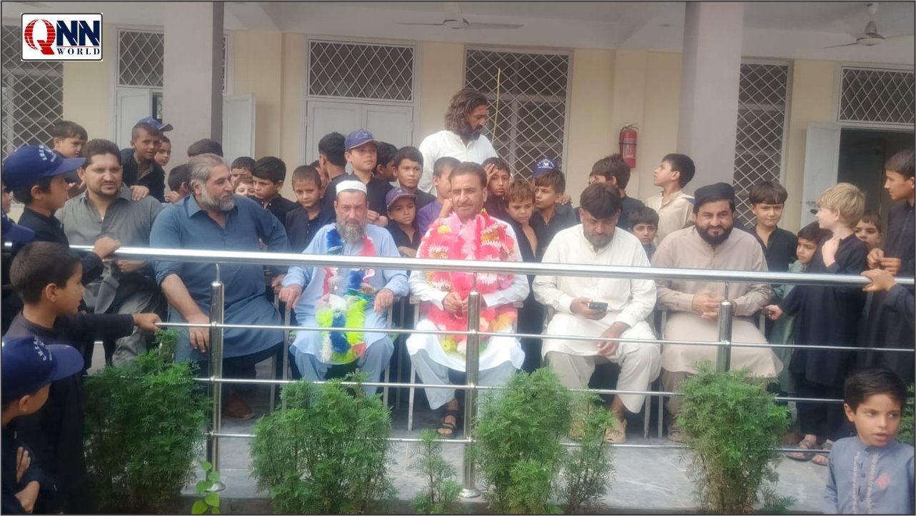 خیبر: 28 سالہ تدریسی سفر اختتام پذیر، طلبہ نے ہیڈ ماسٹر محمد فاروق آفریدی کو آبدیدہ ہوکر رخصت کیا
