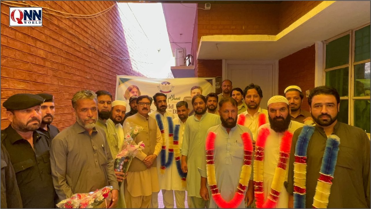 باڑہ میں یومِ اساتذہ، پولیس کی سلامی، اساتذہ کو گلدستے اور ہار پہنائے گئے