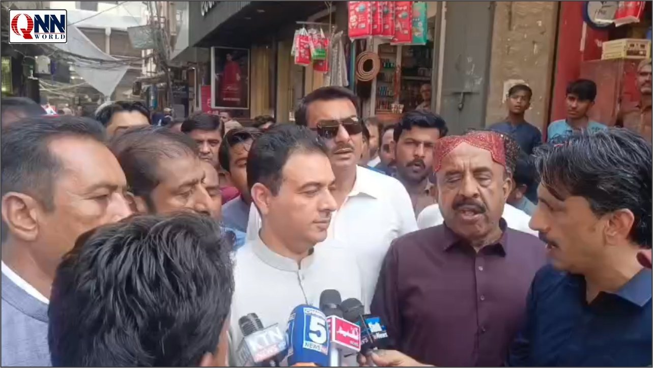 گھوٹکی کی مختلف مارکیٹوں میں جام آصف رزاق خان دھاریجو کا پیدل دورہ، پھولوں کی پتیاں نچھاور، اجرکیں پیش