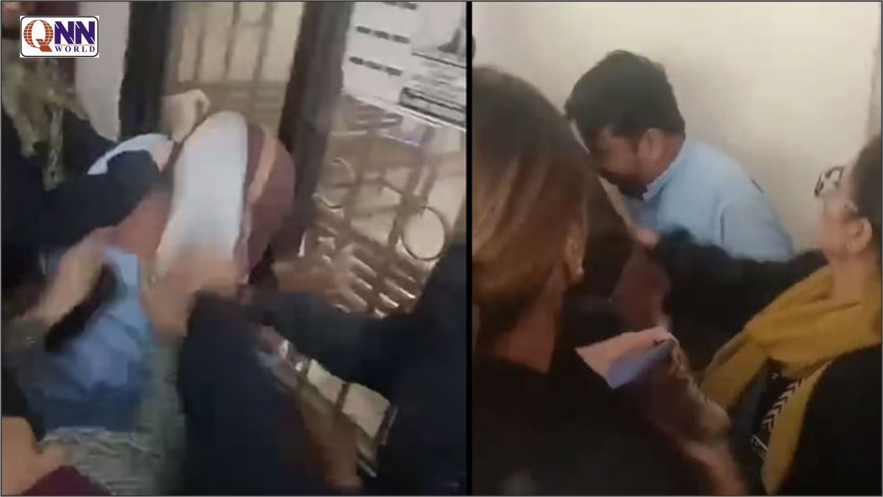 موبائل فونز لیکر بھاگنے والے ملزم کو ایک روزہ ریمانڈ پر پولیس کے حوالے کر دیا گیا، متاثرہ لڑکیوں کا احاطہ عدالت میں ملزم پر چپلوں سے حملہ